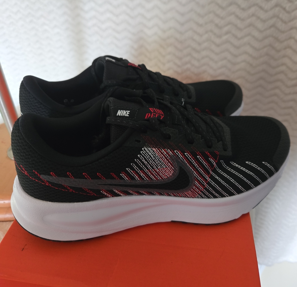 NIB Nike Run Defy Sneakers